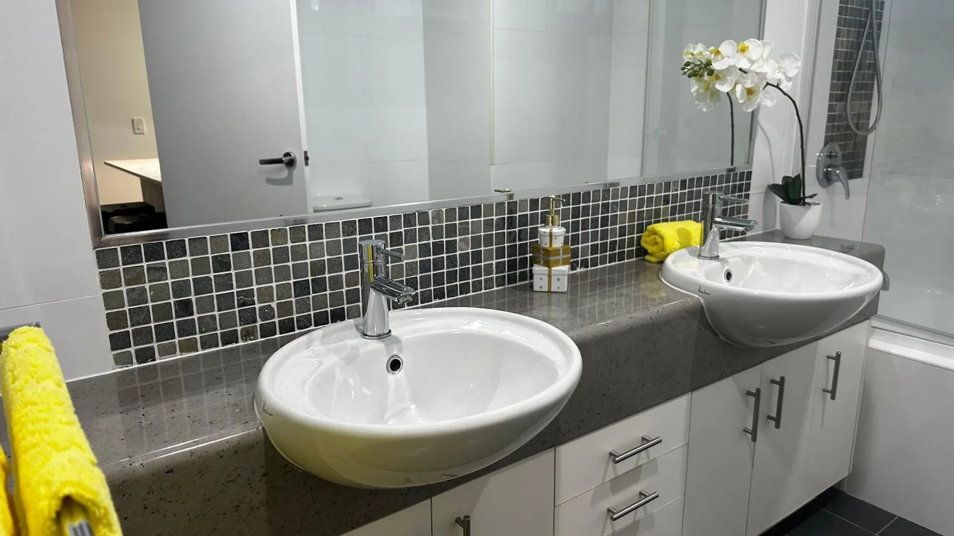 Broadwater Parklands Paradise-One & Two Bedroom Apartments Gold Coast